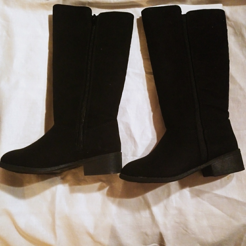 Girls boots comes with original box